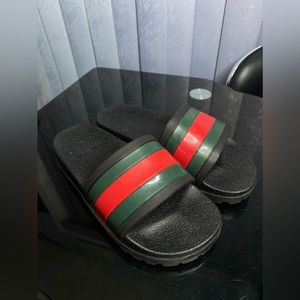 MEN'S GUCCI WEB RUBBER SLIDE SANDAL
